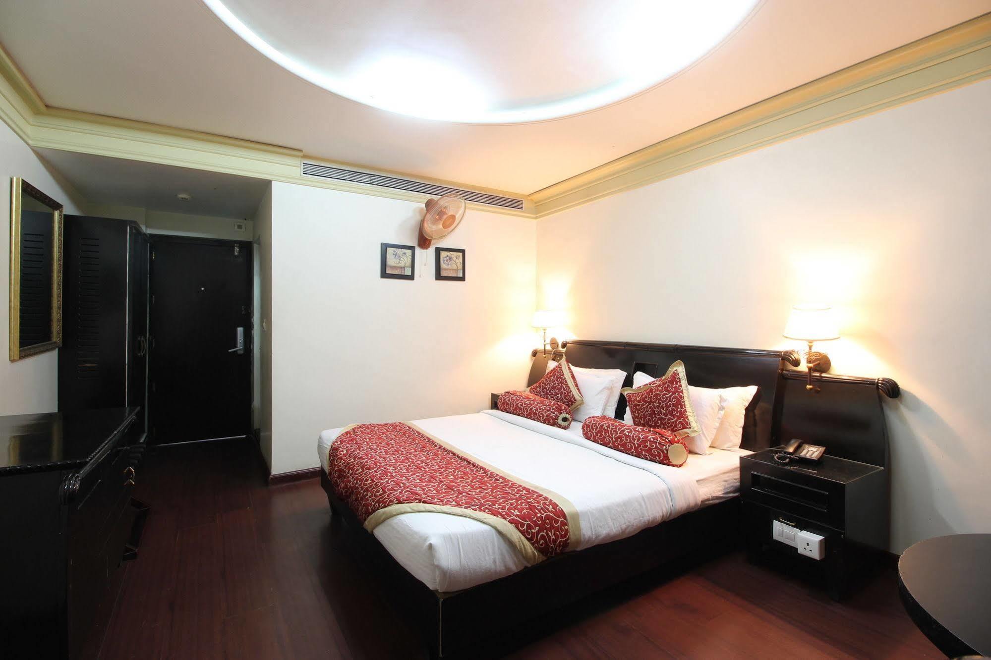 Отель The Nagpur Ashok Экстерьер фото
